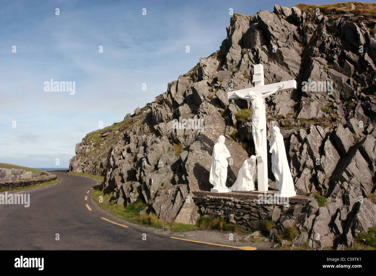 Jésus sur la croix les statues sur la route dans l'Irlande rurale Banque D'Images