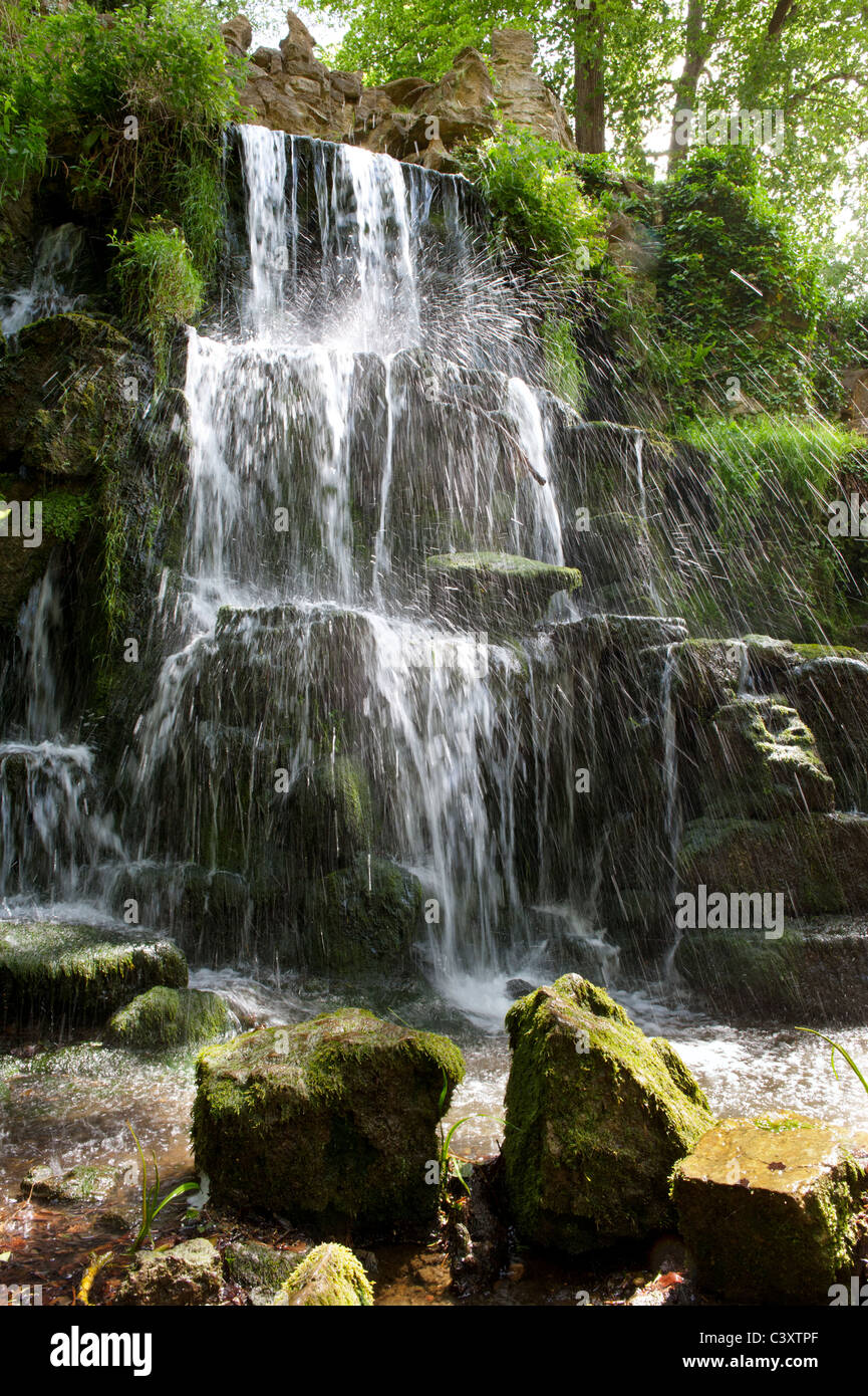 La cascade artificielle cascade et grotte de Bowood House dans le Wiltshire en Angleterre Banque D'Images