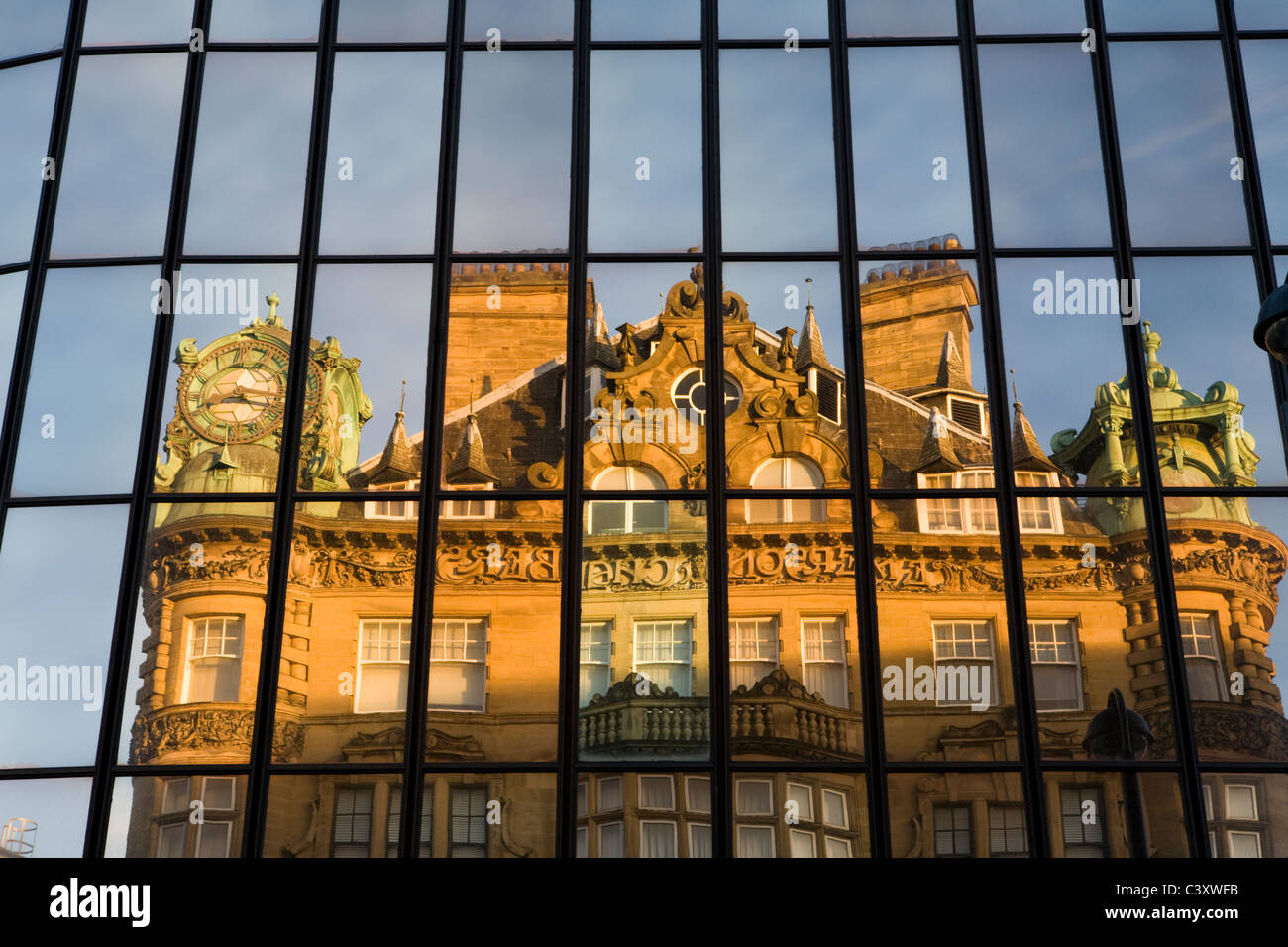 Emerson Chambers reflétée dans le verre de Eldon Square Shopping Centre à Newcastle upon Tyne Banque D'Images