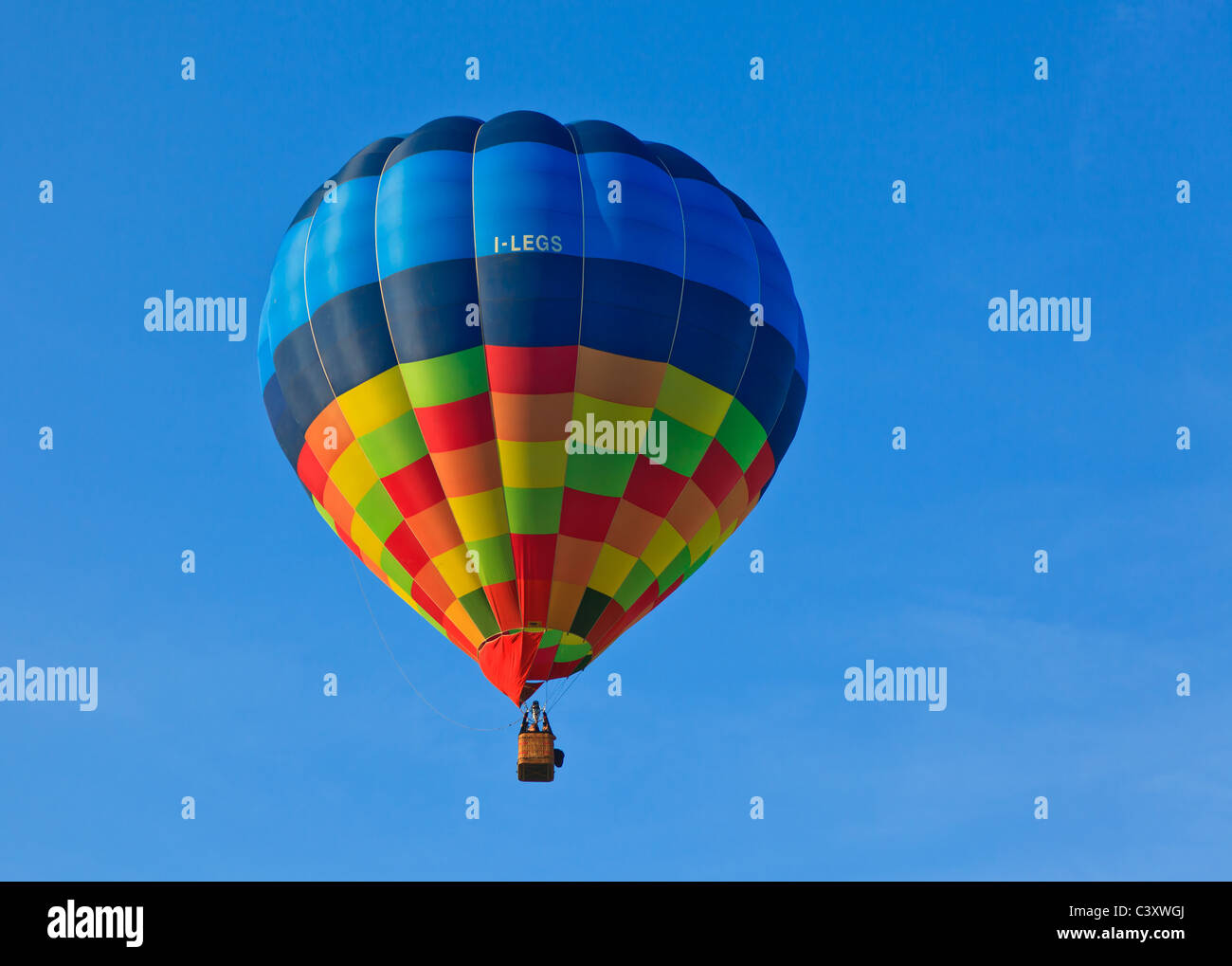 Ballon à air chaud sur un fond de ciel bleu pendant le festival, des Ballons Ferrara Emilia-Romagna, Italie Banque D'Images