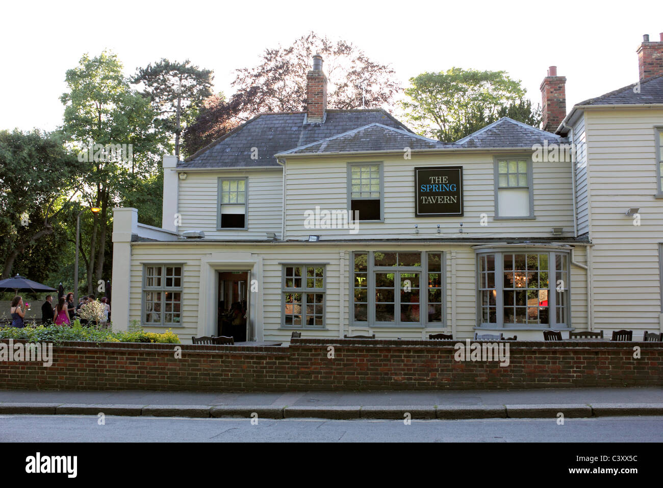 La Taverne du printemps à la source de la rivière dans Hogsmill village Ewell, Epsom, Surrey, Angleterre, Royaume-Uni Banque D'Images