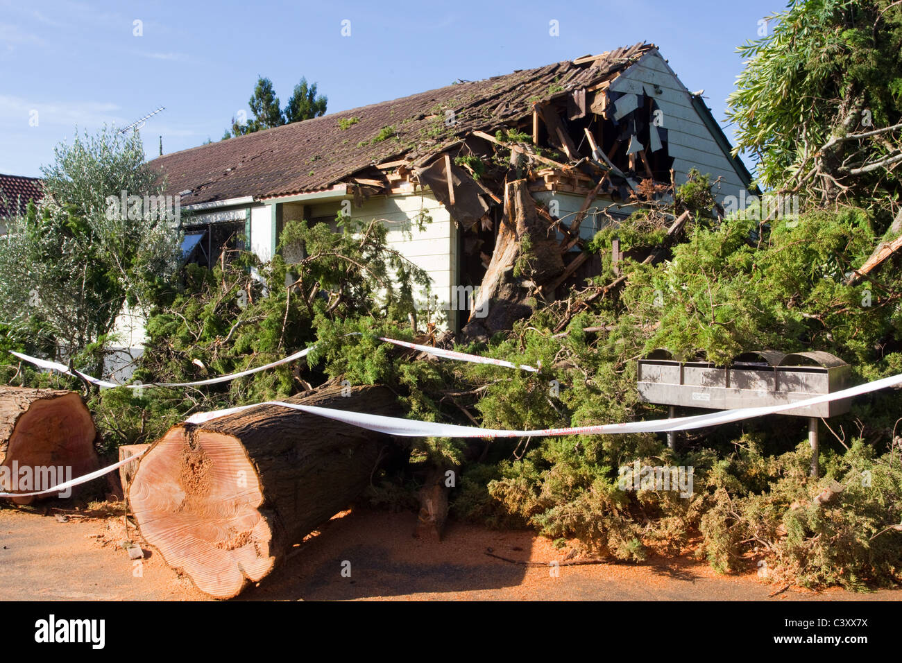 Une maison à Roseberry route avec les dommages causés par la tornade sur la rive nord, Auckland, Nouvelle-Zélande, le mercredi, 04 mai 2011. Banque D'Images