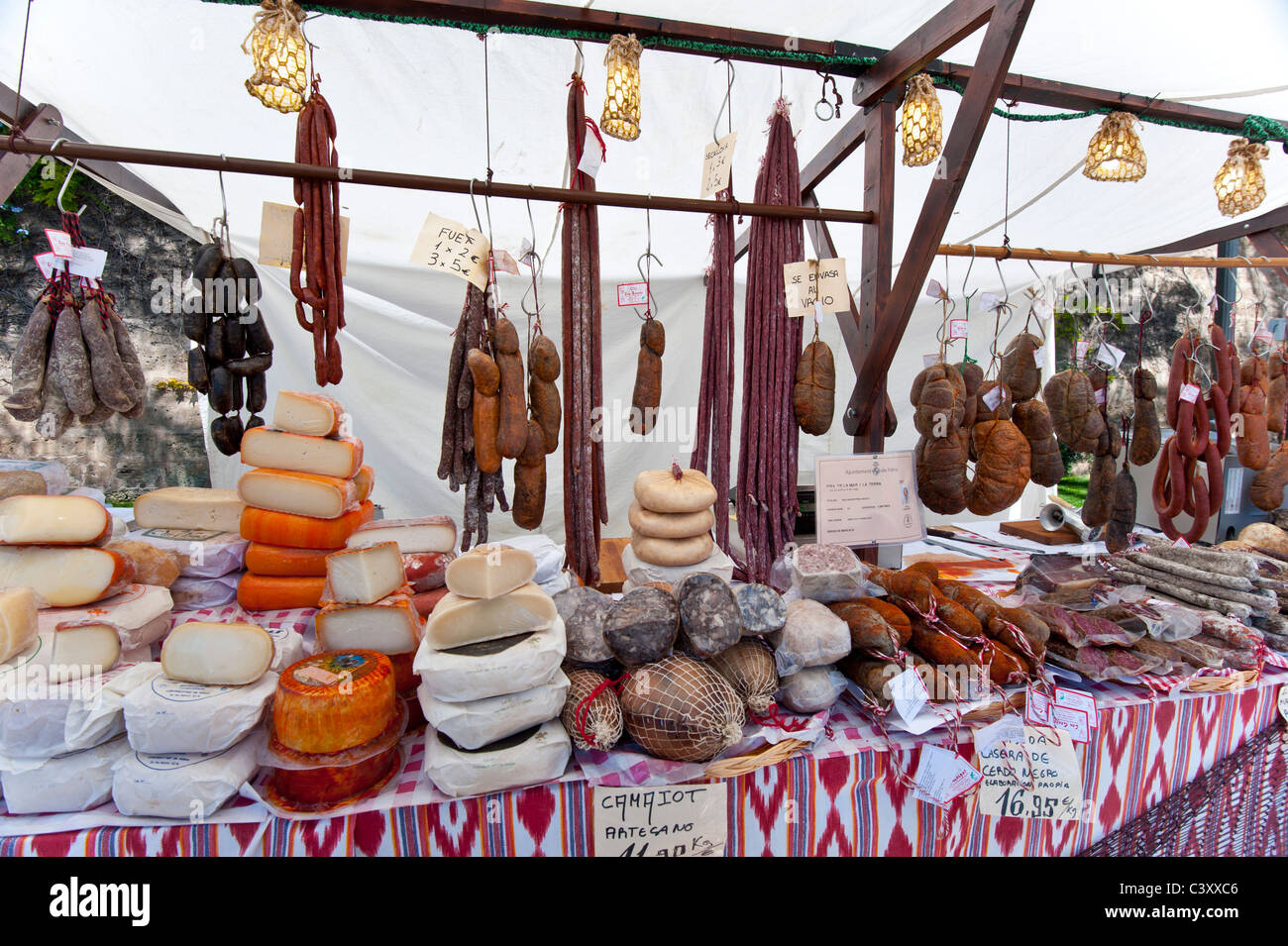 PALMA marché attrayant en plein air rustique stand affichage gamme de produits y compris majorquin de viandes et de fromages Palma Majorque Majorque Espagne Banque D'Images