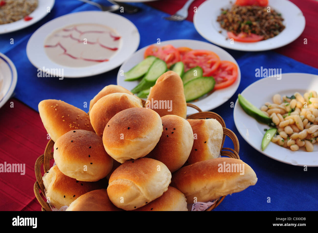 Moyen Orient Egypte alimentaire les aliments traditionnels haricots tomates concombre hoummos pains Banque D'Images