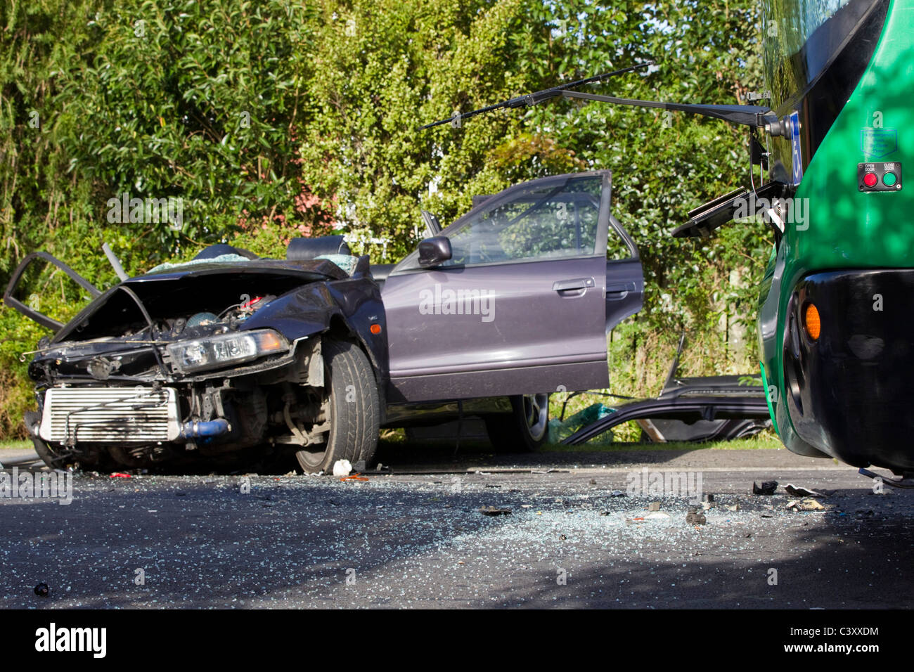 Scène d'une collision entre un bus et une voiture, Withers Road, Glen Eden, Auckland, Nouvelle-Zélande, le mardi, 17 mai 2011. Banque D'Images