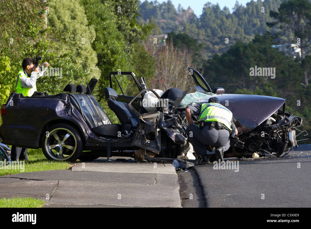 Scène d'une collision entre un bus et une voiture, Withers Road, Glen Eden, Auckland, Nouvelle-Zélande, le mardi, 17 mai 2011. Banque D'Images