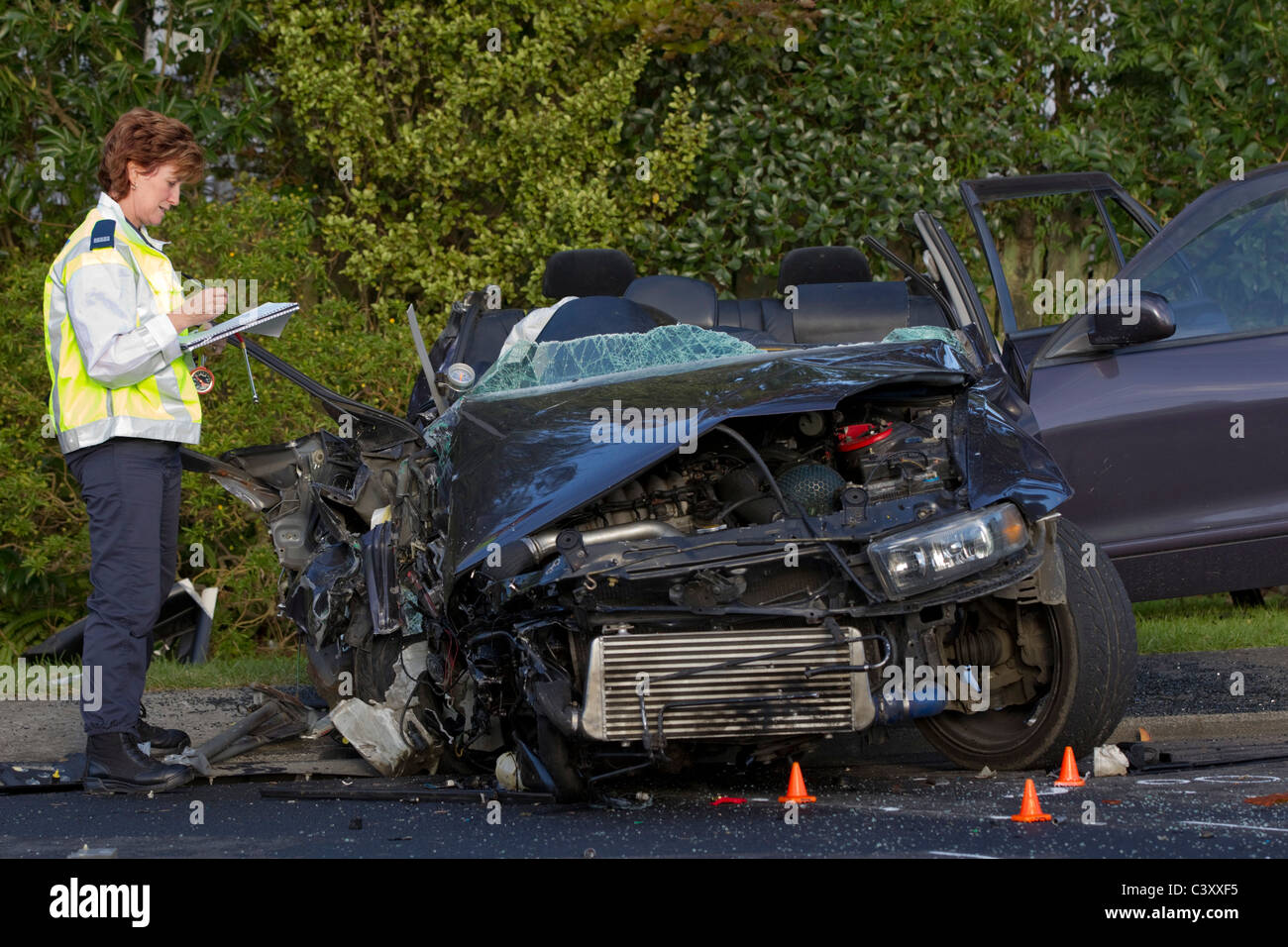 Un policier enquêteur accident sur les lieux d'une collision entre un bus et une voiture Banque D'Images