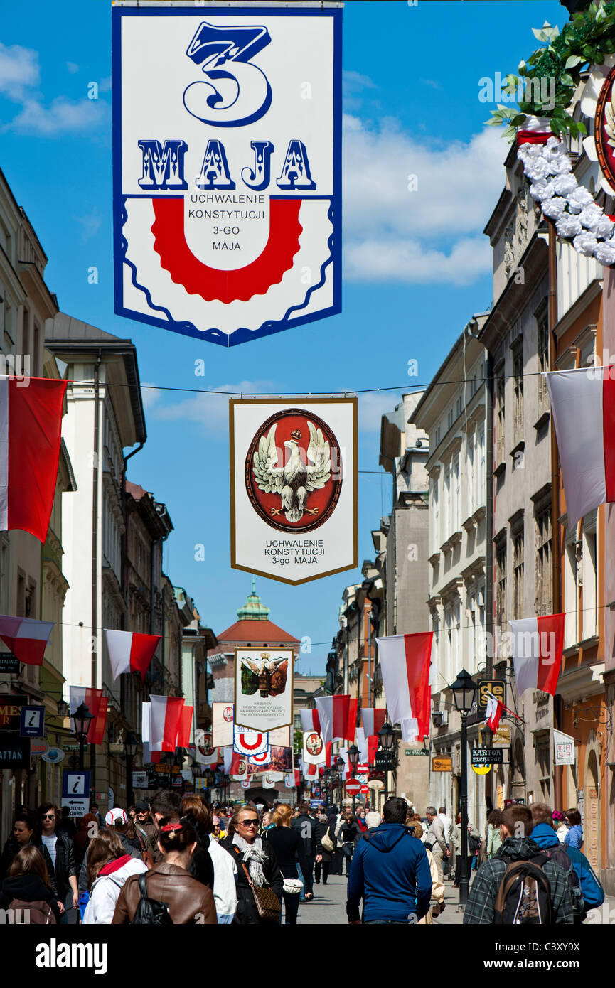 La rue Florianska décorée pour la fête nationale du 3 mai, Cracovie, Pologne Banque D'Images