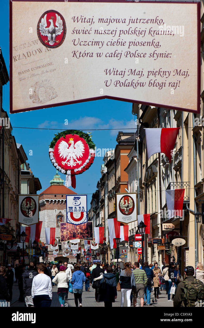 La rue Florianska décorée pour la fête nationale du 3 mai, Cracovie, Pologne Banque D'Images