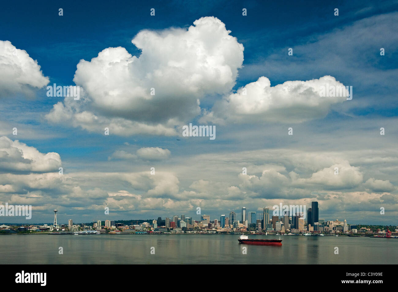 Une vue de la ville de Seattle, Washington, et le bord de l'eau y compris la Space Needle, le long d'une journée de printemps. Banque D'Images