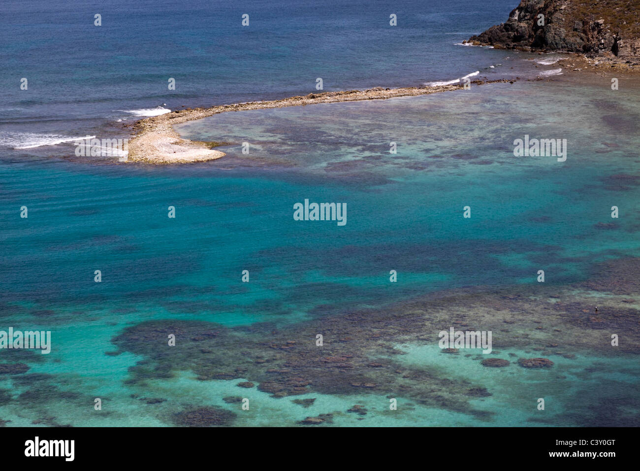 Les récifs coralliens sous effacer l'eau turquoise et de sable qui dépasse de rivage rocheux à Caraïbes Banque D'Images