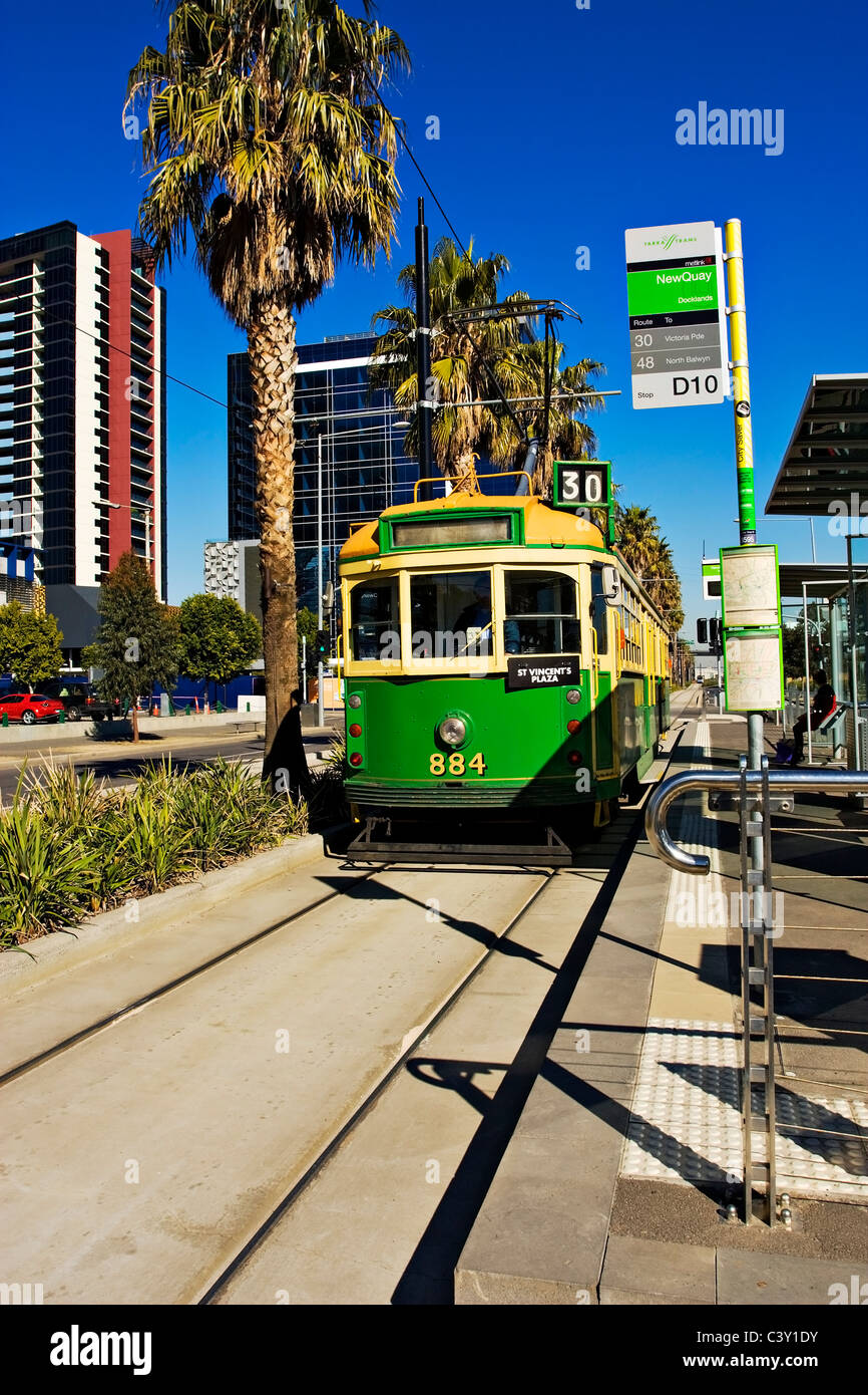Melbourne Australie / un classique plus (W) modèle de classe en voyageant à travers le tramway Melbourne Docklands.Victoria en Australie. Banque D'Images
