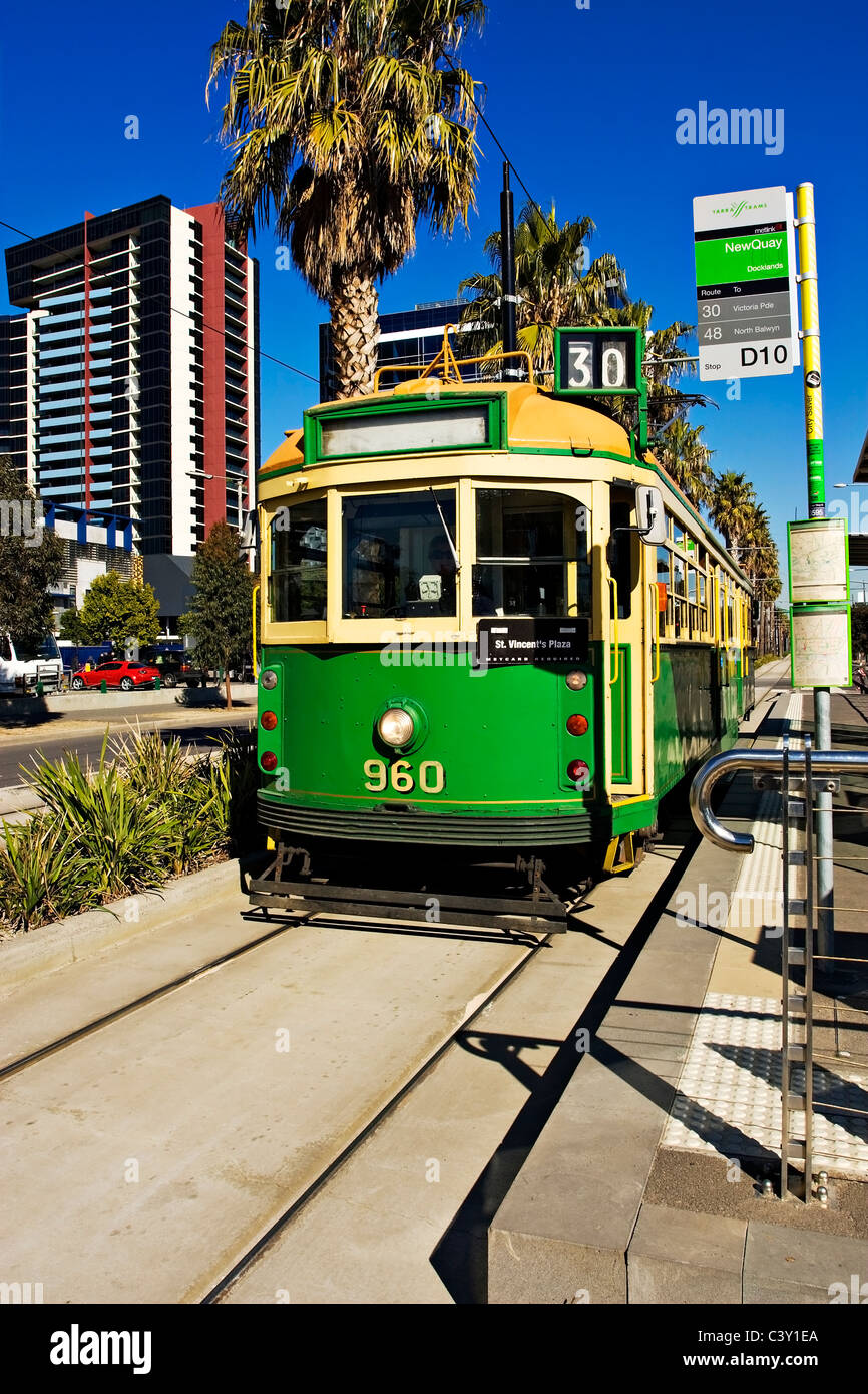 Melbourne Australie / un classique plus (W) modèle de classe en voyageant à travers le tramway Melbourne Docklands.Victoria en Australie. Banque D'Images