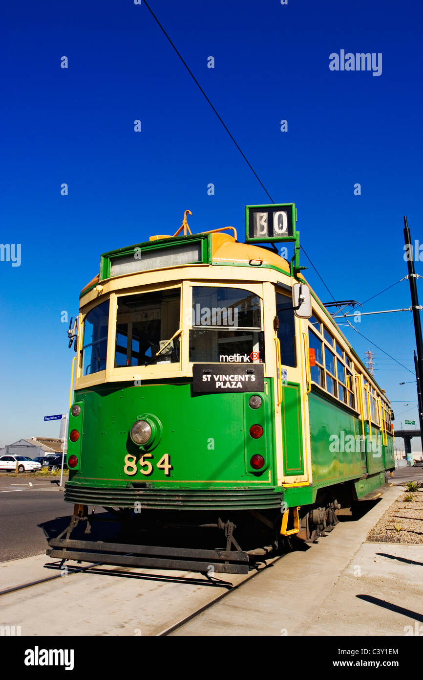 Melbourne Australie / un classique plus (W) modèle de classe en voyageant à travers le tramway Melbourne Docklands à Victoria en Australie. Banque D'Images