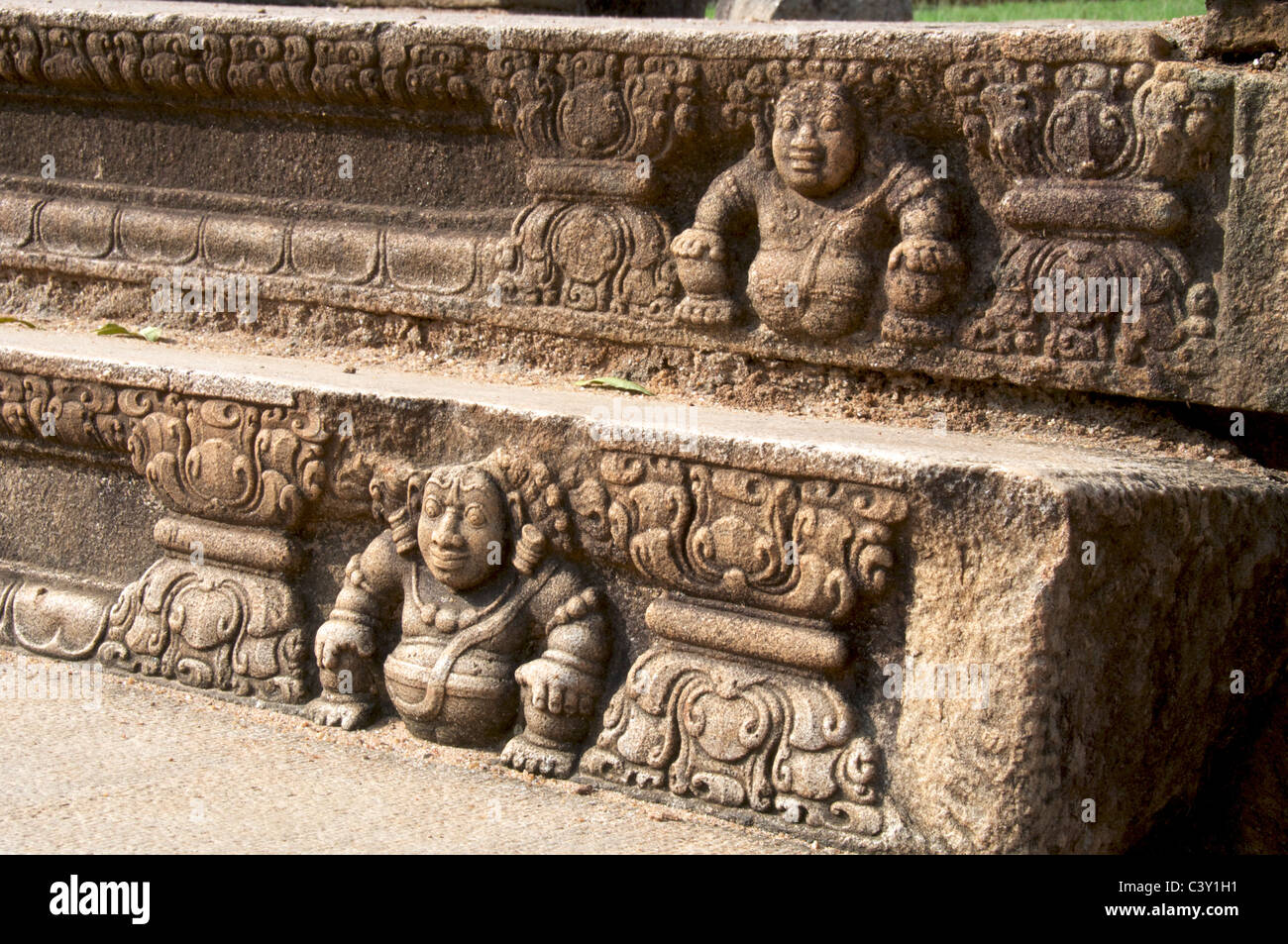 Détail sculpté étapes moonstone à entrée à Mahasena Palace Anuradhapura, Sri Lanka Banque D'Images