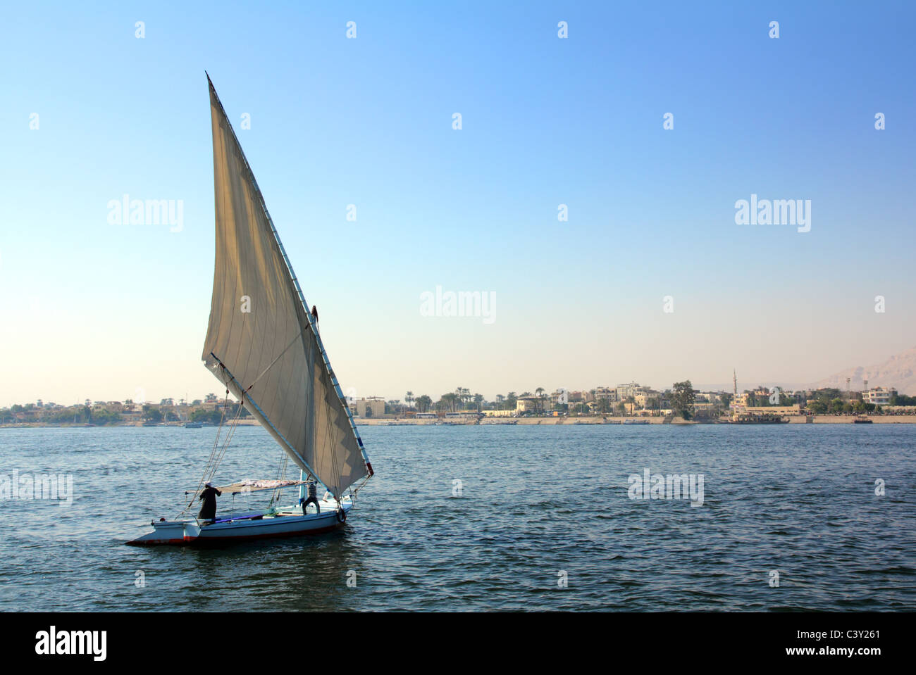 Voilier naviguant sur le Nil en Egypte Banque D'Images
