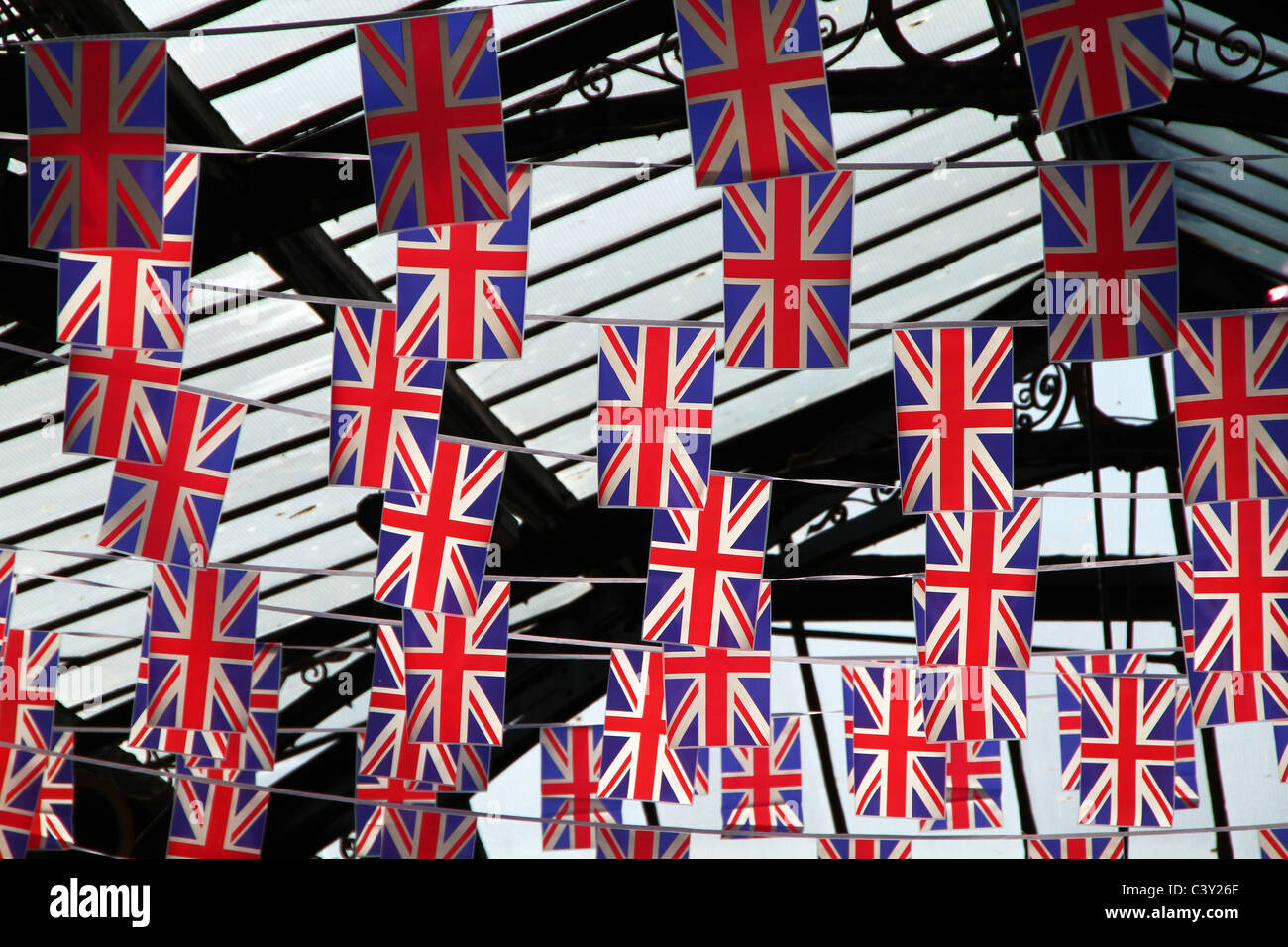 Union Jack Grande-bretagne les drapeaux sur les chaînes. Banque D'Images