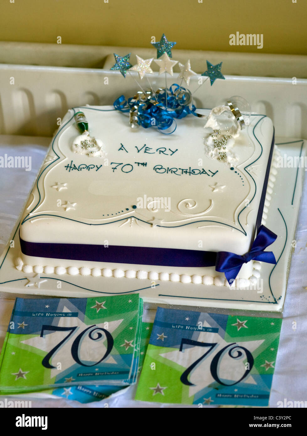 Gateau D Anniversaire Avec Glacage Blanc Et Ruban Pour 70e Anniversaire Photo Stock Alamy
