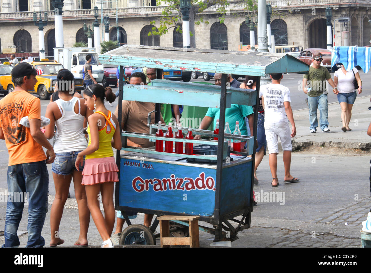 Les gens dans la rue de La Havane à Cuba avec des forfaits Banque D'Images