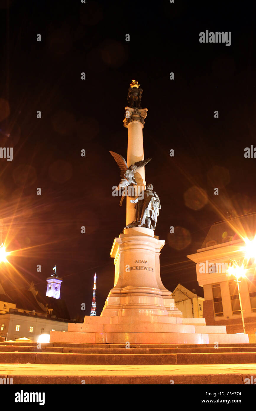 Monument à Adam Mickiewicz à Lviv dans la nuit Banque D'Images