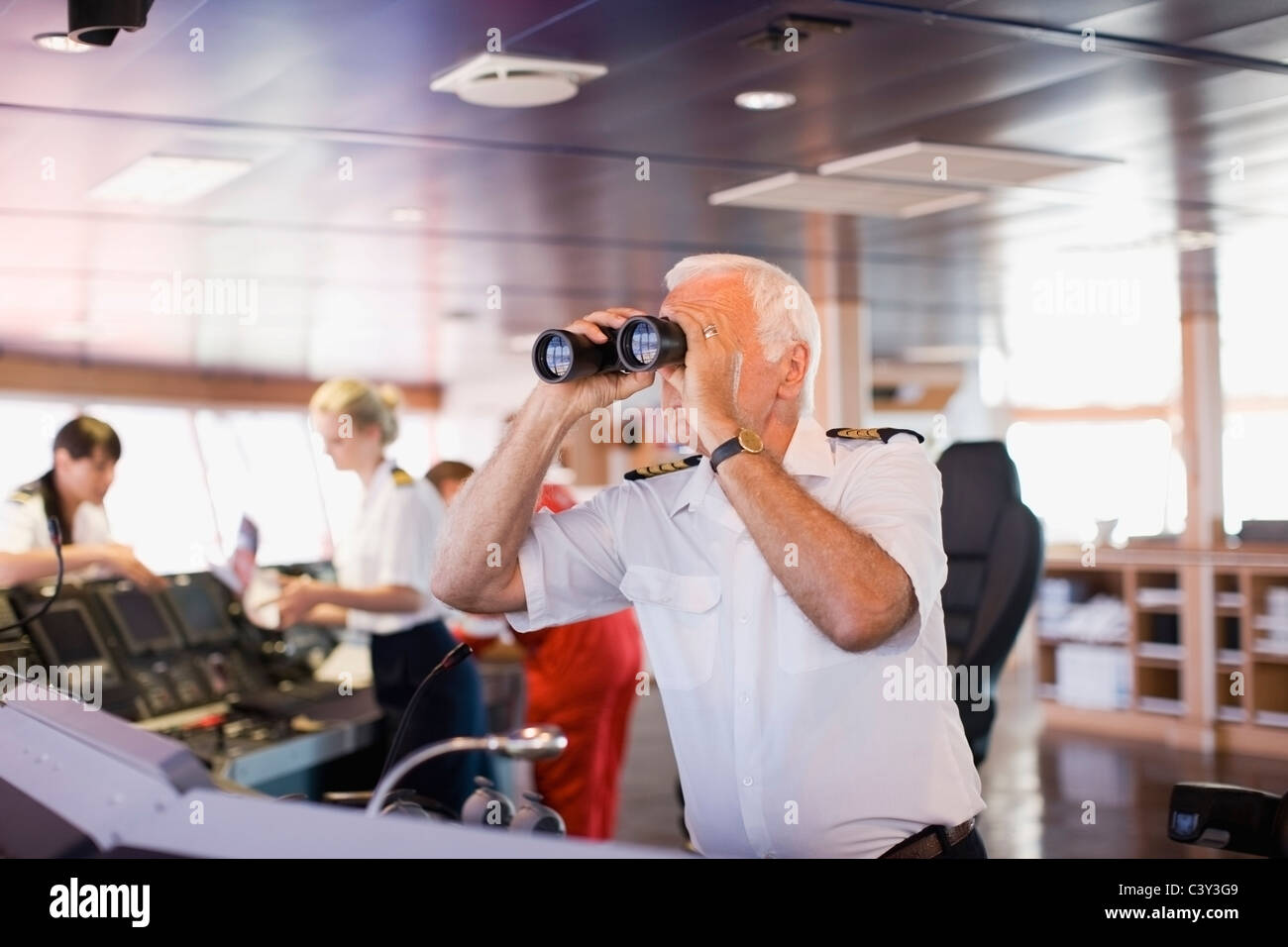 Le capitaine à bord du navire à la recherche au moyen d'un télescope Banque D'Images