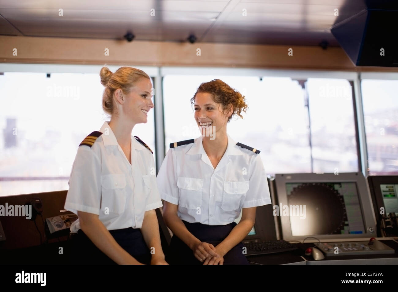 Femme salors parler sur navire Banque D'Images