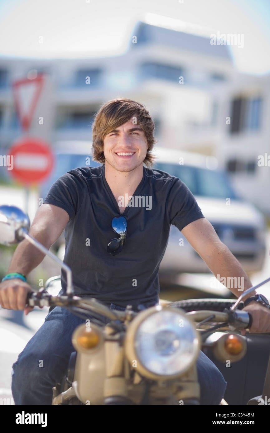 Man riding motorcycle Banque D'Images