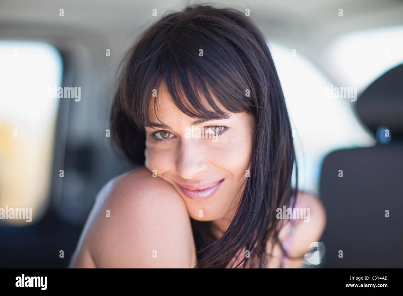 Femme assise dans une voiture Banque D'Images