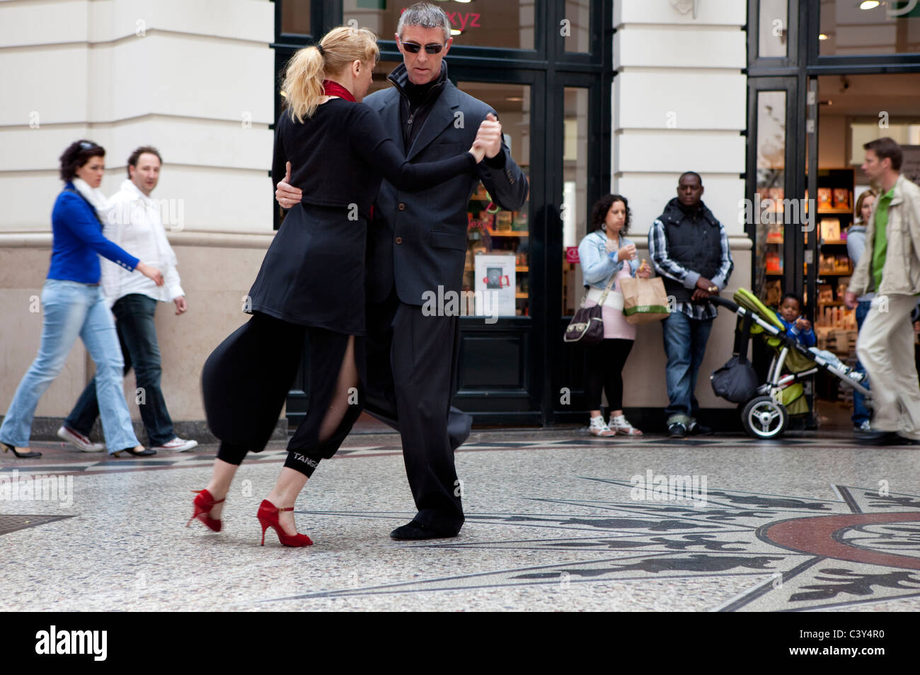 Un couple dansant le tango dans le centre commercial, un passage couvert rue commerçante de la Haye Banque D'Images