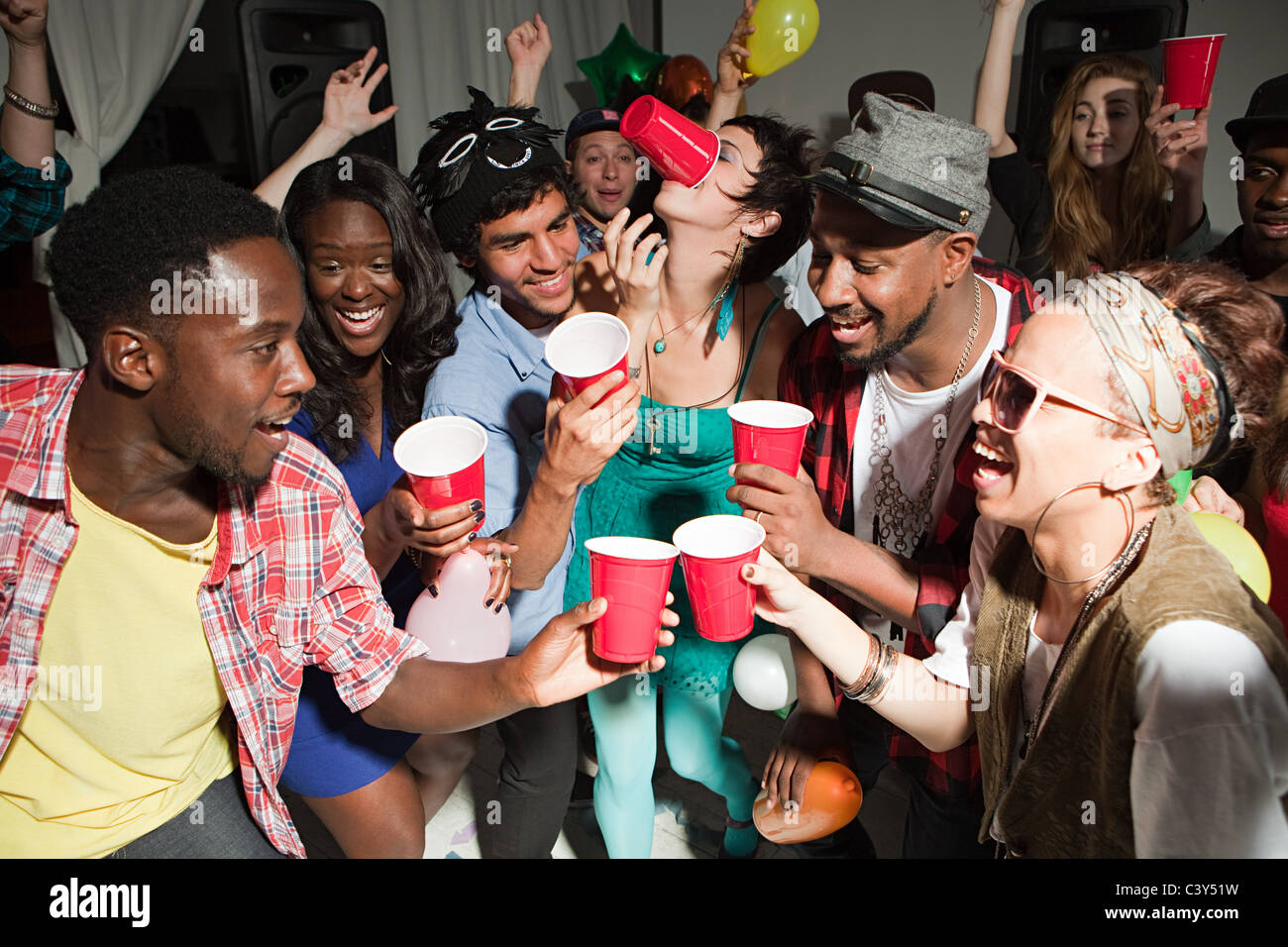 Les jeunes avec des verres en plastique at party Banque D'Images