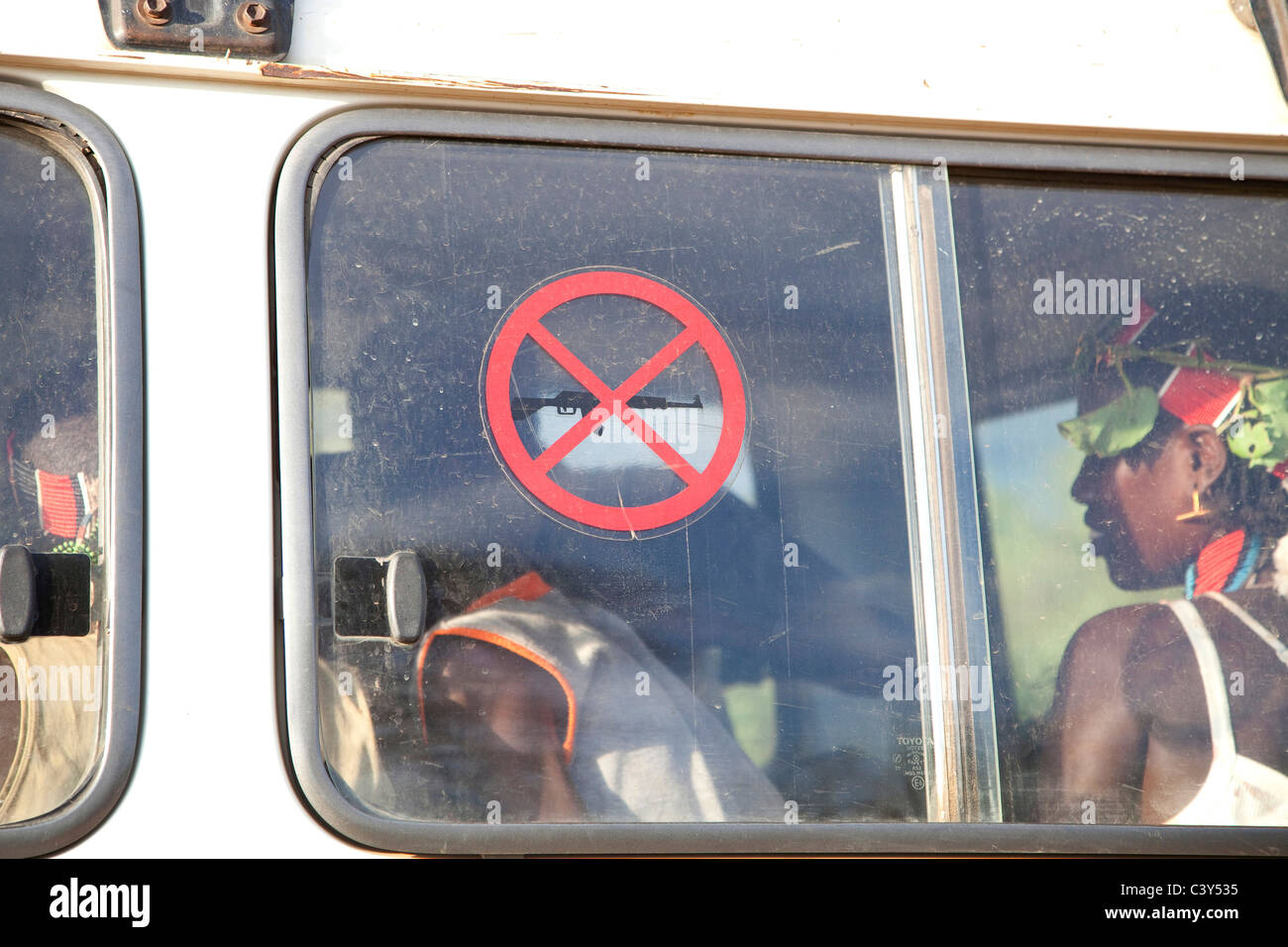 Ak-47 et d'armes nucléaires sur van. Turmi, Ethiopie, Afrique Banque D'Images