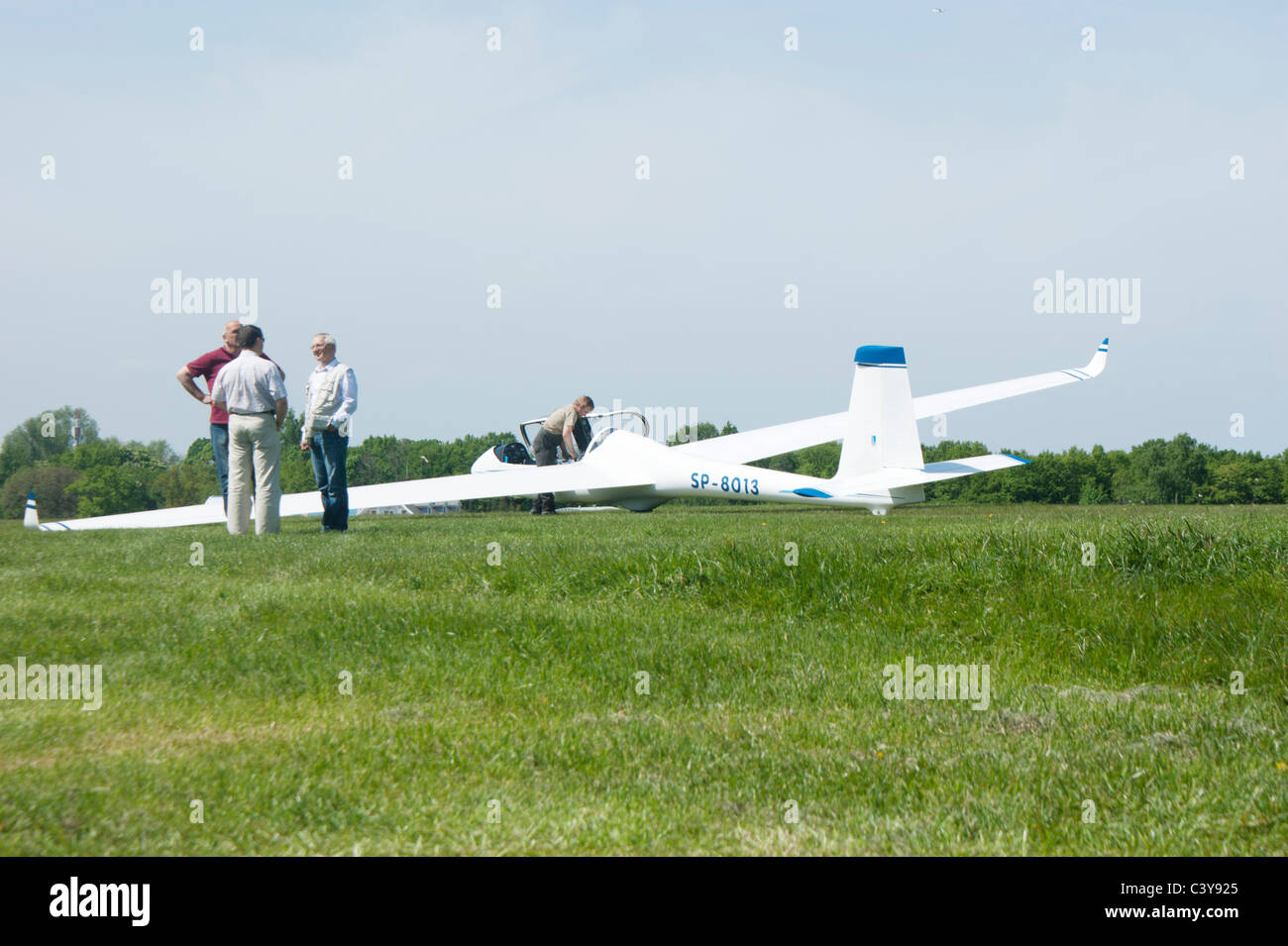 Planeur préparer pour commencer, l'aérodrome d'herbe à Bielsko-Biala, Pologne Banque D'Images