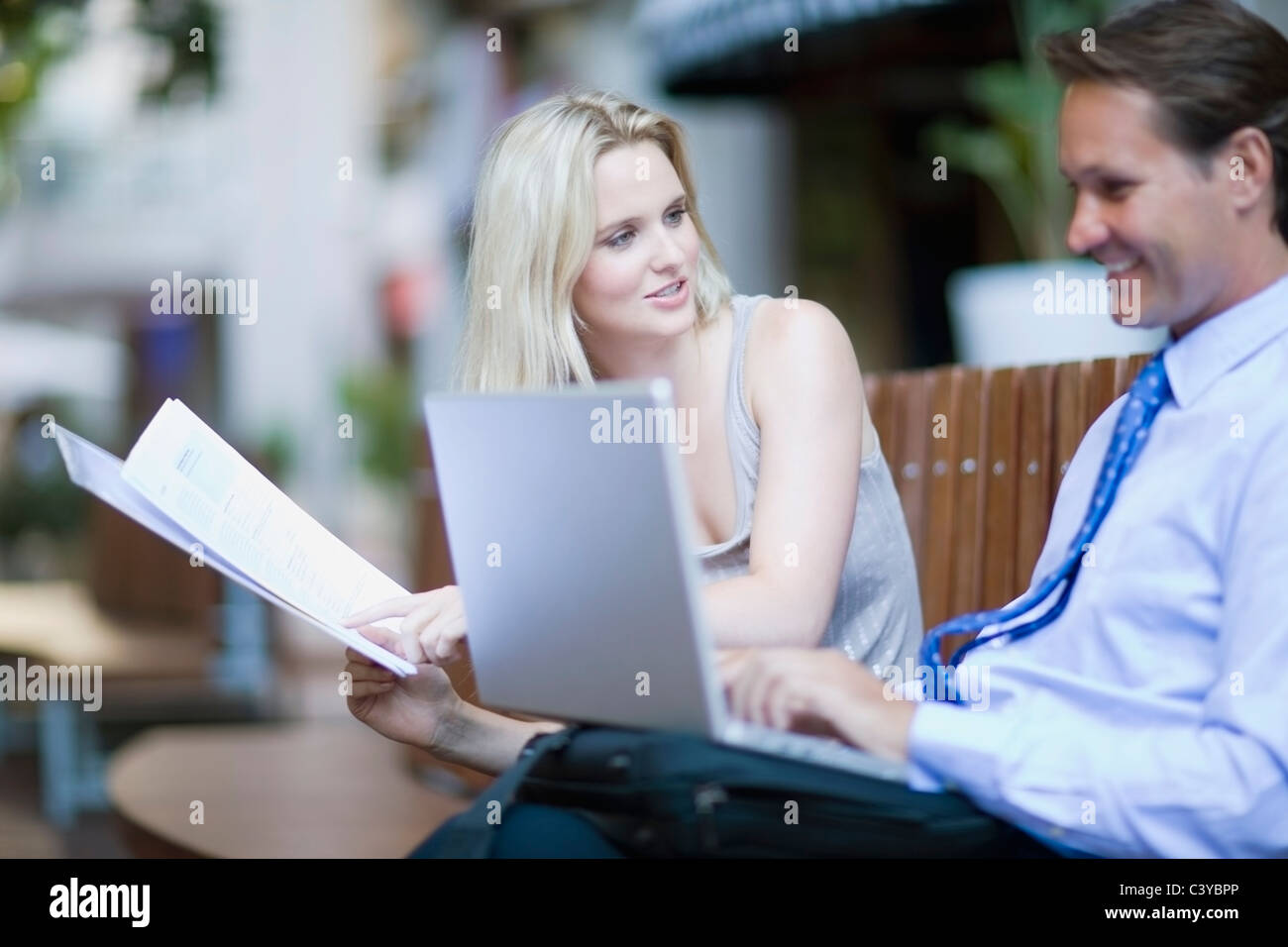 Le travail de bureau dans un parc Banque D'Images