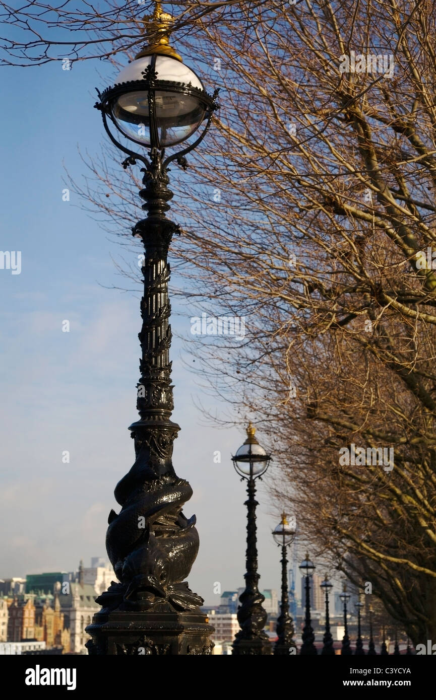 London street ornés des lampes qui courent le long de la digue de Londres, Angleterre. Banque D'Images
