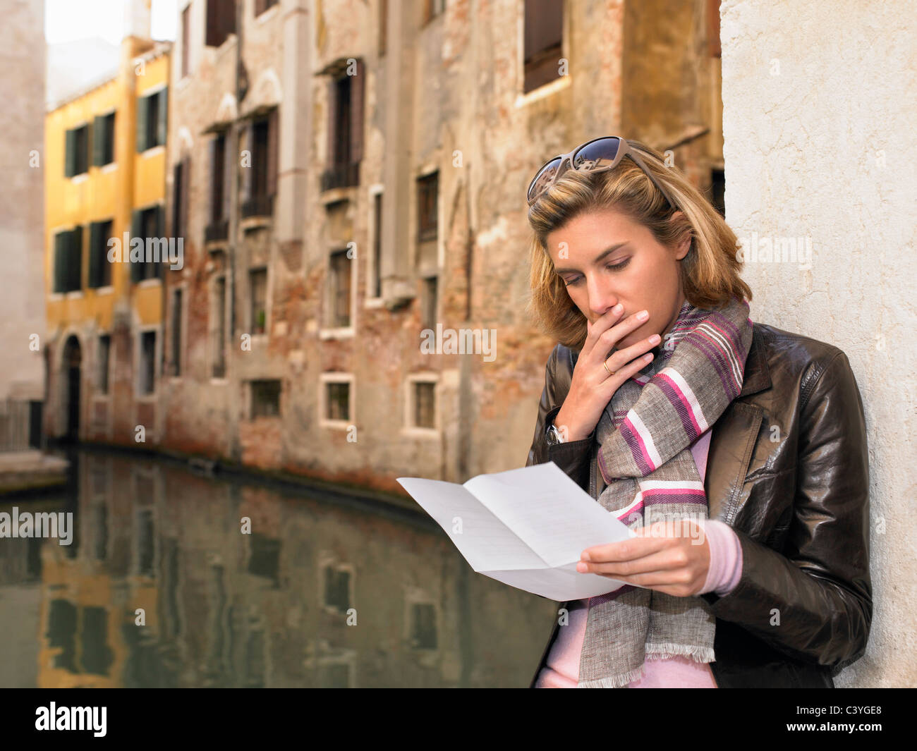 Femme lisant une lettre Banque D'Images