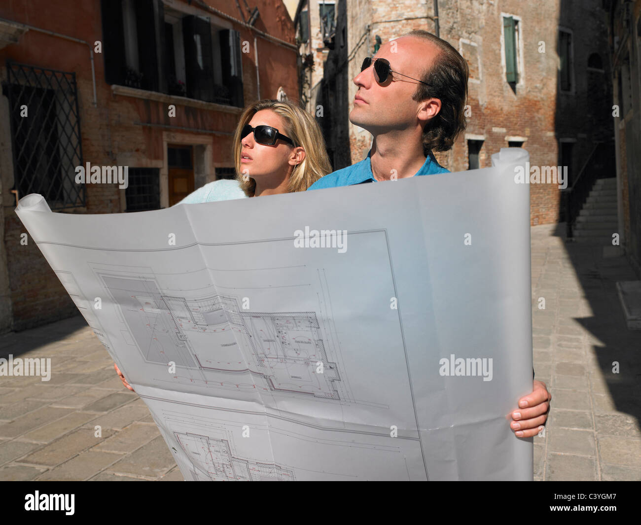 Couple looking at blue prints Banque D'Images