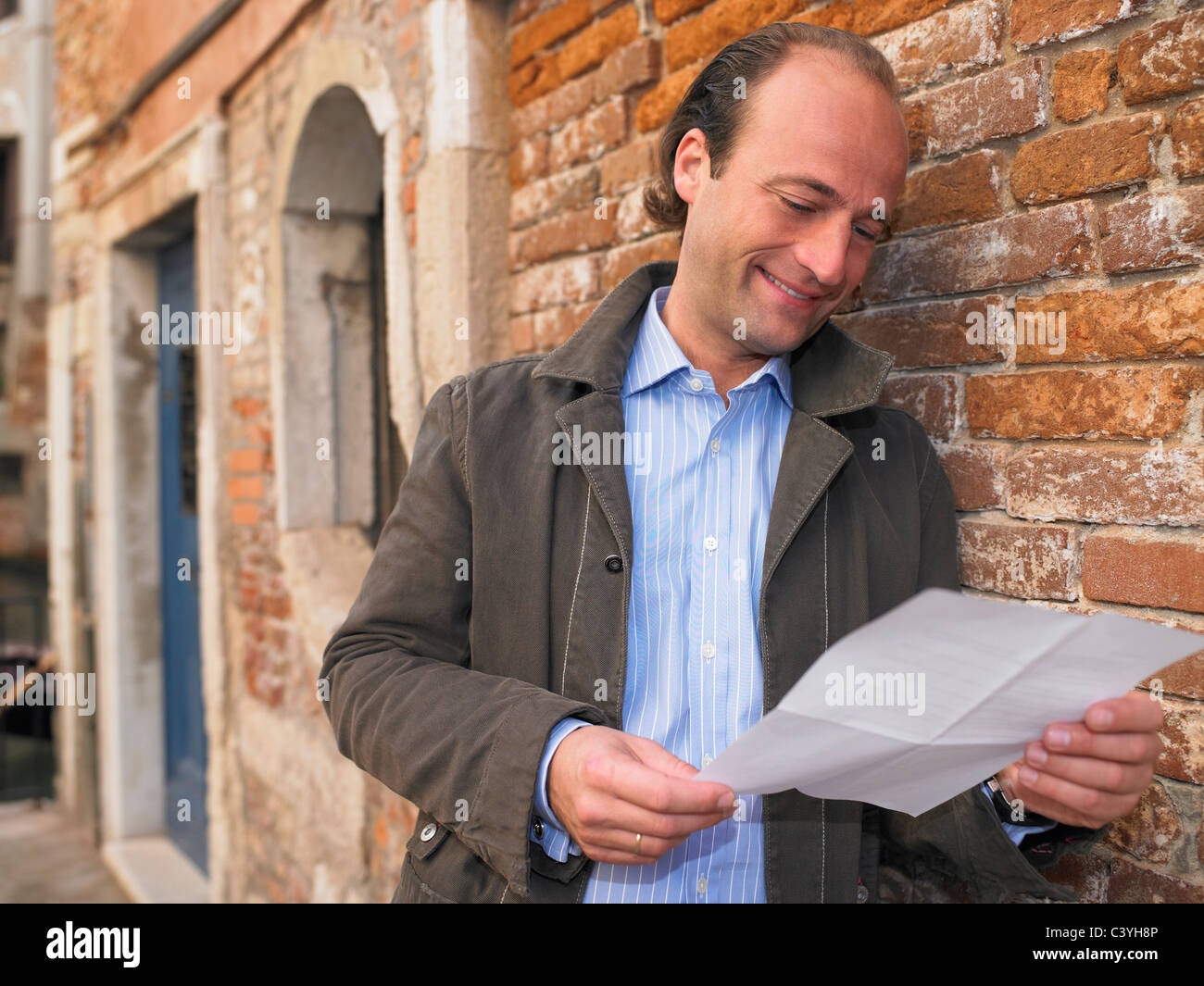 Homme lisant une lettre Banque D'Images
