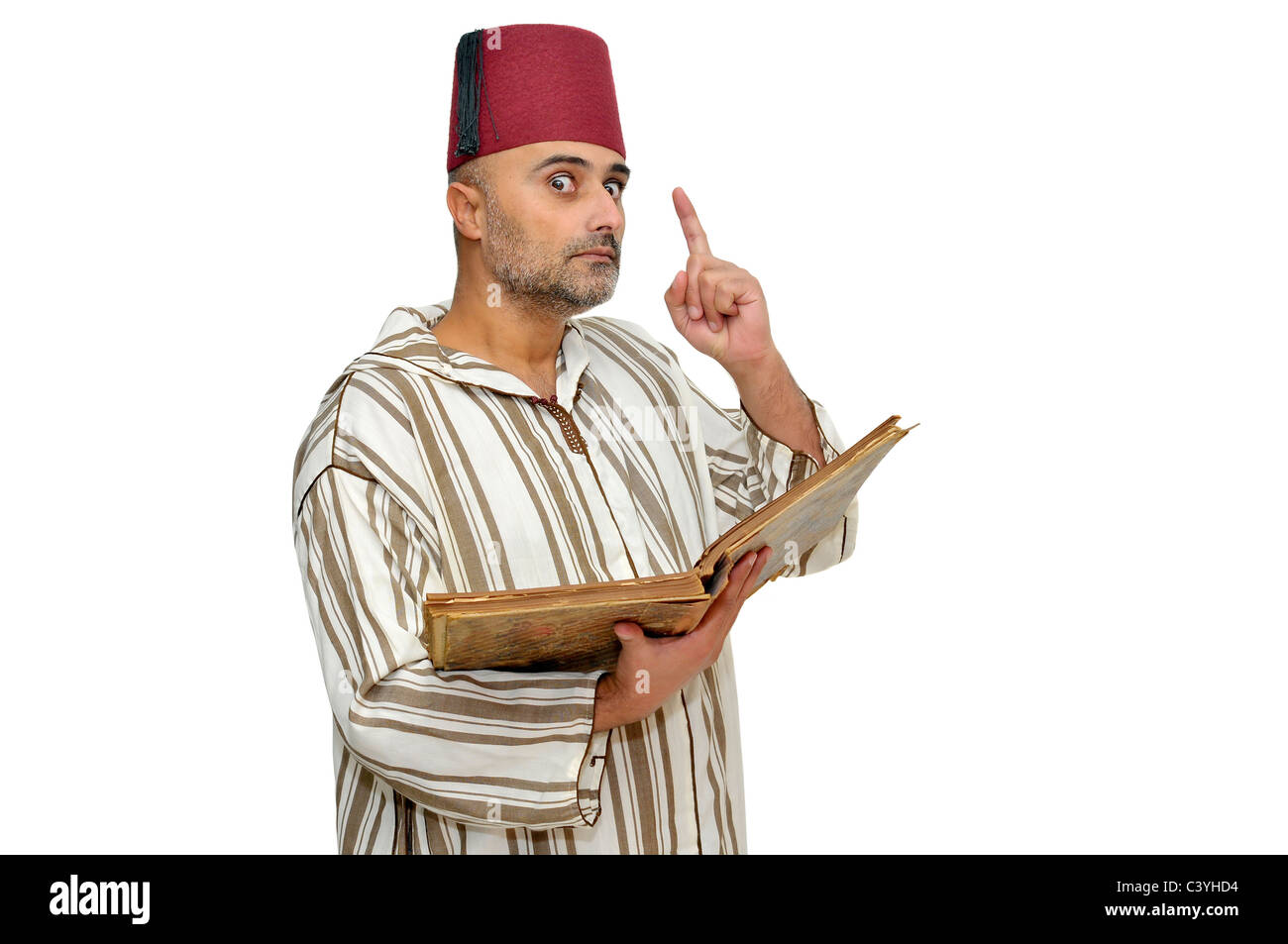 L'homme arabe avec de très vieux livre isolé dans White Banque D'Images