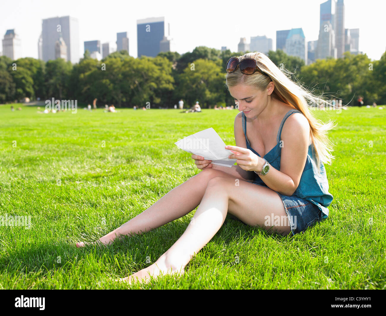 Femme lisant une lettre dans Central Park Banque D'Images