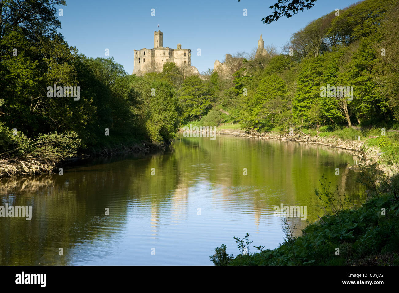 Château de Warkworth se trouve au-dessus de la rivière Coquet dans le Northumberland, Angleterre Banque D'Images