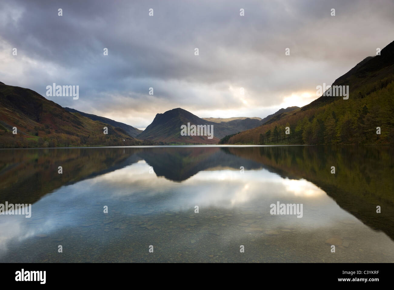 Buttermere Lake et Fleetwith Pike, Parc National de Lake District, Cumbria, Angleterre. L'automne (novembre) 2009. Banque D'Images