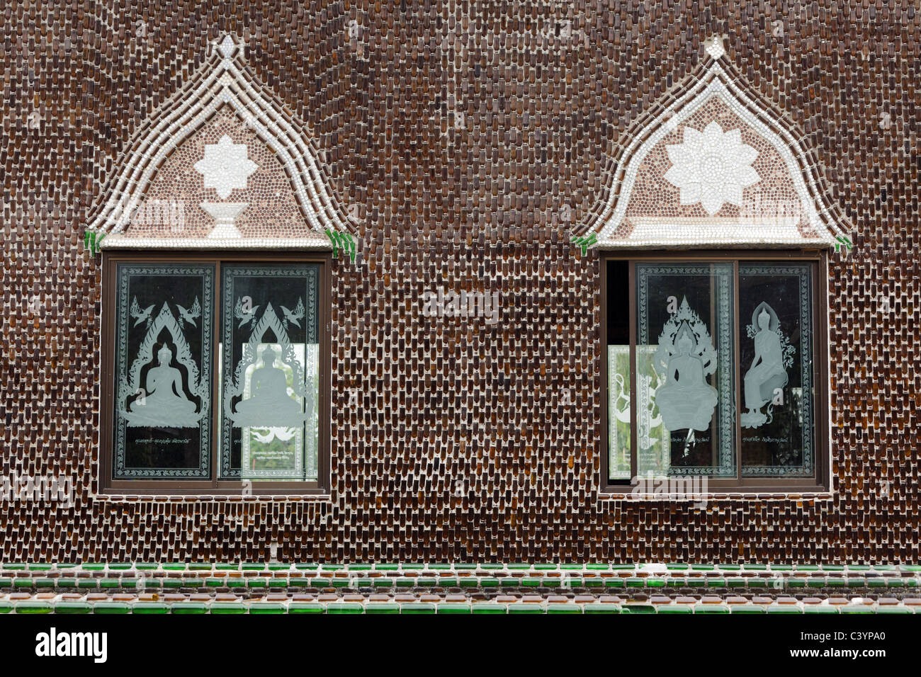Mur et de détails windows lan Kuad wat en Thaïlande , un temple fait par des moines avec seulement bouteille vide verre ! Banque D'Images