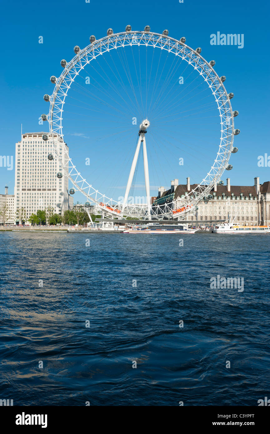 Le London Eye sur la rive sud de la Tamise, vu de l'autre rive Nord. Londres, Angleterre, Royaume-Uni. Banque D'Images