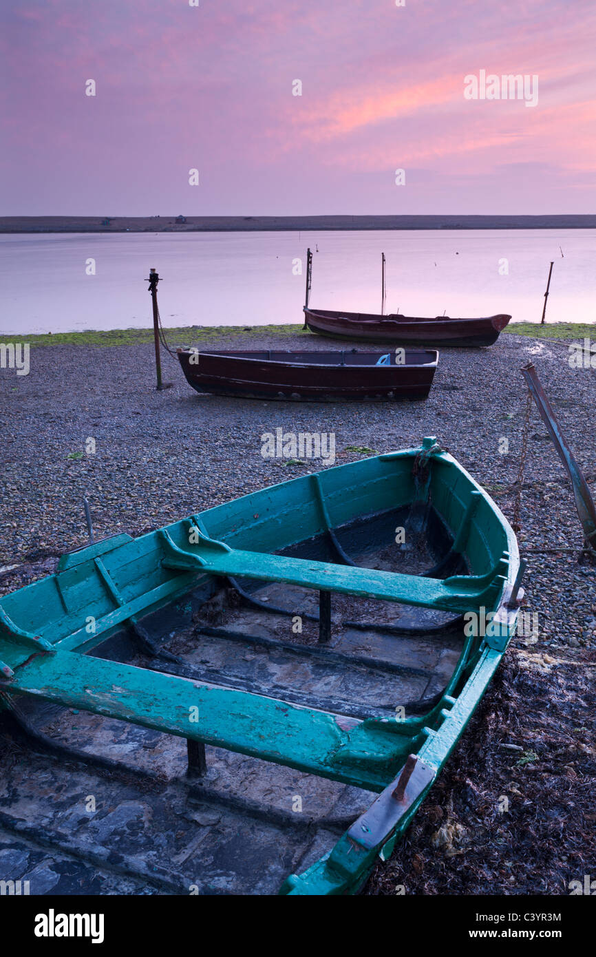Bateaux à marée basse sur la rive de la lagune de la flotte, plage de Chesil, Dorset, Angleterre. Printemps (mars) 2011. Banque D'Images