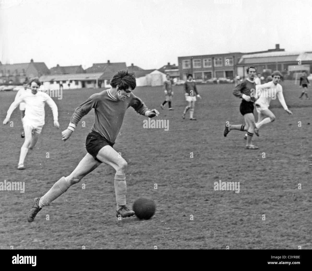 THE KINKS - Ray Davis jouant au football sur 1967 Banque D'Images