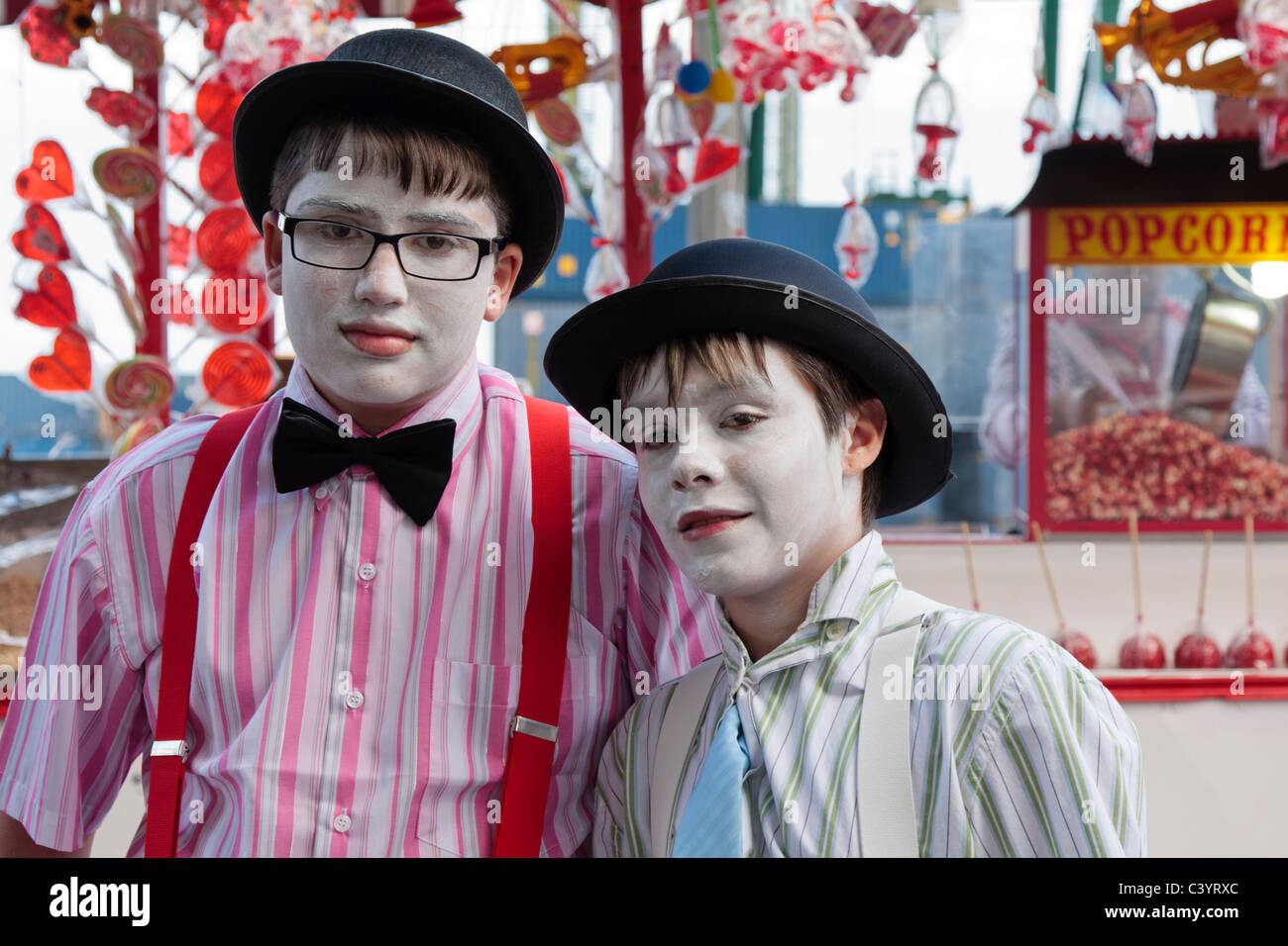 Deux jeunes garçons déguisés en Laurel et Hardy dans le Carnaval de Santa Cruz de Tenerife, Canaries, Espagne Banque D'Images