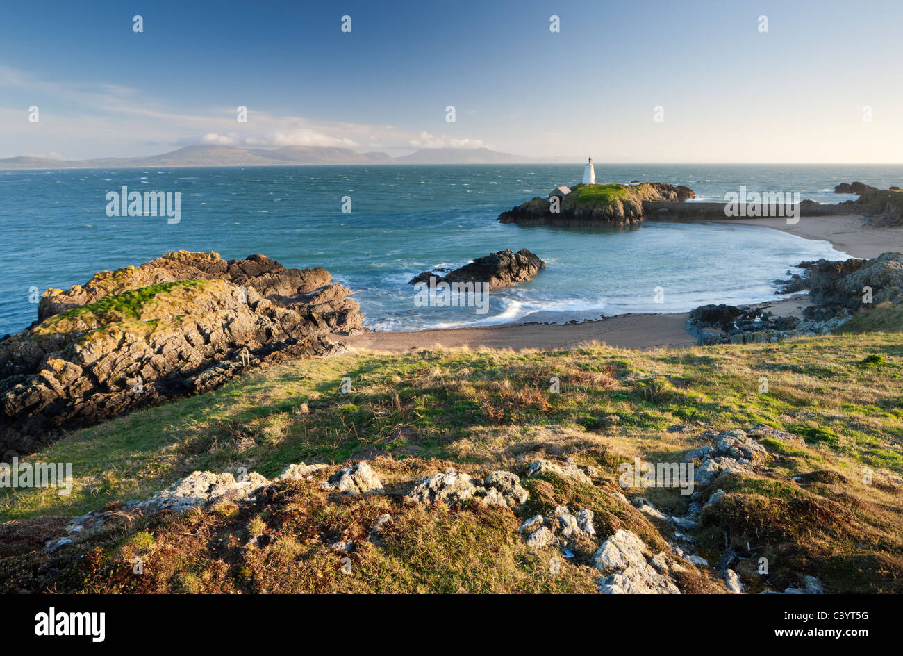 En début de soirée voir des pilotes Cove et au phare phare Tŵr Bach sur l'île Llanddwyn, Anglesey, Pays de Galles, Newborough Banque D'Images