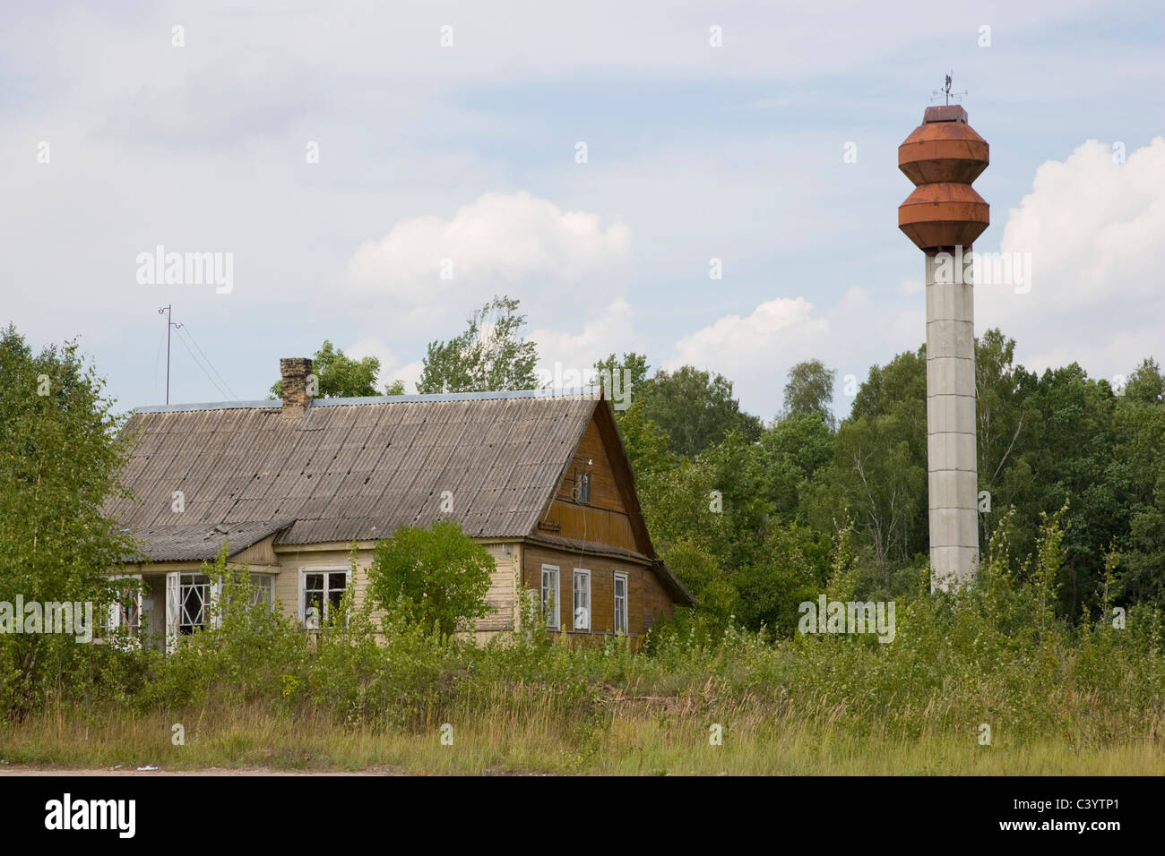 Ancien château d'eau de l'ère soviétique. Preili district. Latgalia. La Lettonie. Banque D'Images