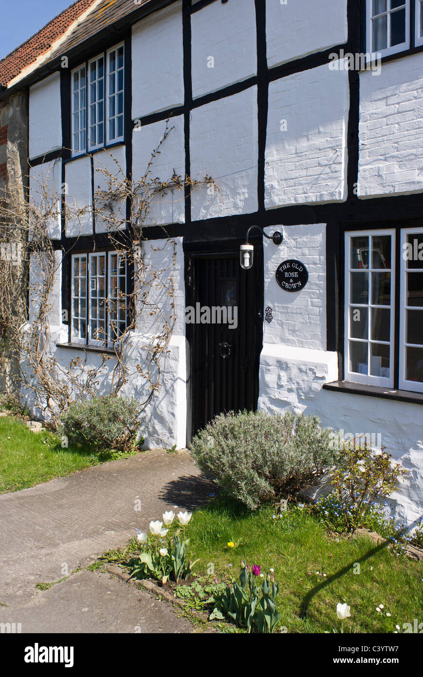 L'avant du vieux village cottage noir et blanc dans le Wiltshire England uk Banque D'Images