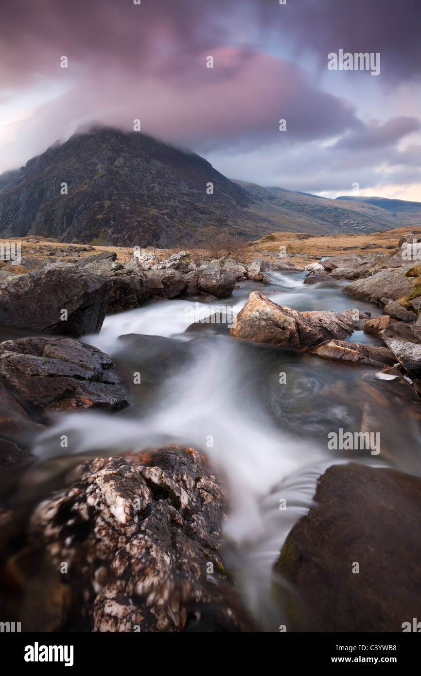 Rocky River dans le Cwm Idwal menant à Pen An Wen Ole au coucher du soleil, la montagne du Parc National de Snowdonia, Conwy, au nord du Pays de Galles Banque D'Images
